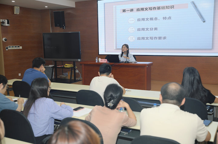 5上课老师(我院基础教学部主任胥一新).JPG 5上课老师(我院基础教学部主任胥一新).JPG