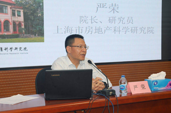 4上课老师(房科院党委副书记、院长严荣).JPG 4上课老师(房科院党委副书记、院长严荣).JPG