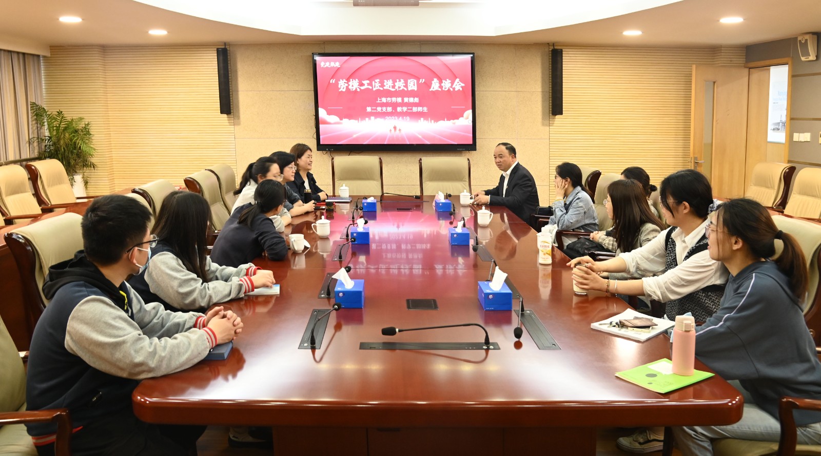 劳模座谈.JPG 劳模座谈.JPG