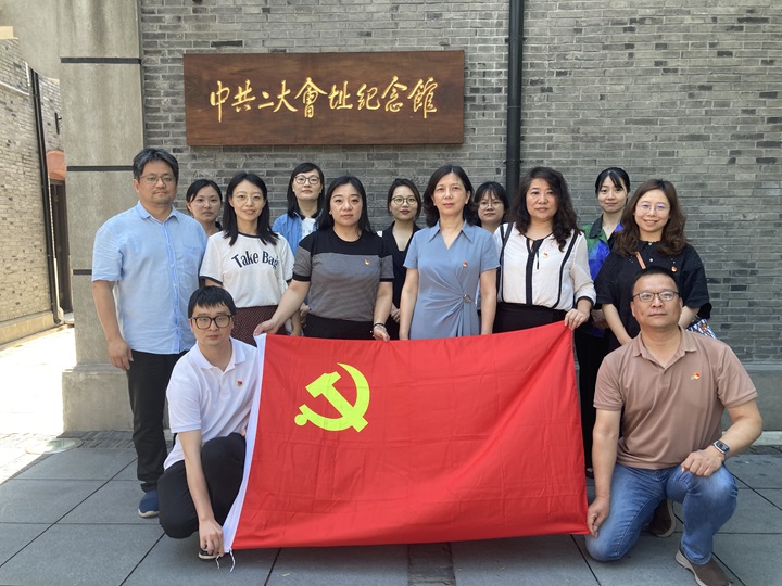 中共二大会址纪念馆研学(合影)综合一支部.jpg