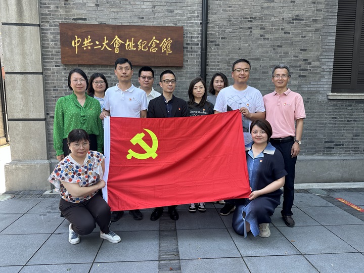 中共二大会址纪念馆研学(合影)园林支部.jpg