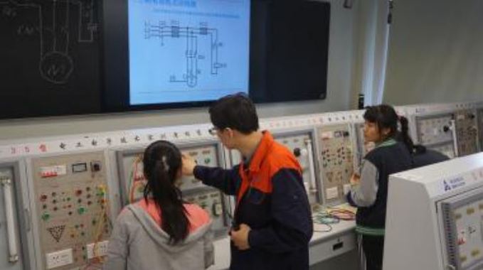 电工基础实训室1.jpg 电工基础实训室1.jpg