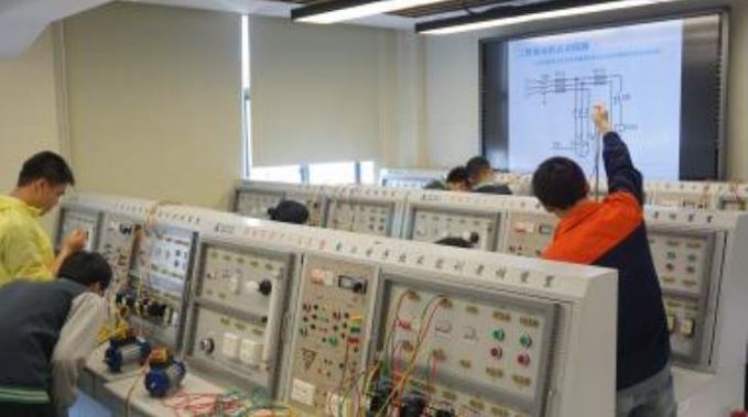 电工基础实训室2.jpg 电工基础实训室2.jpg