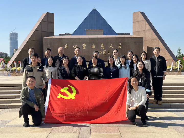 参观烈士陵园门口合照_看图王.jpg