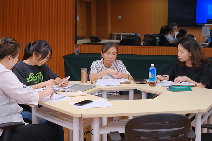 评审团队提问、打分.jpg 评审团队提问、打分.jpg
